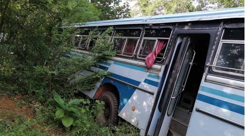 திருகோணமலையில் ஆடைத்தொழிற்சாலை பேருந்து விபத்து! 26 பேர் காயம்!!