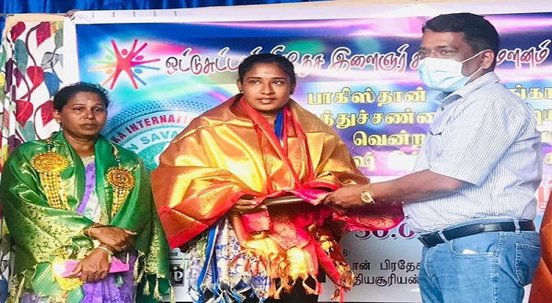 குத்துச் சண்டைப் போட்டியில் தங்க பதக்கம் வென்ற இந்துகாதேவிக்கு பணத்தொகையை அன்பளிப்பாக வழங்கிய சூரிச் SKT நாதன் கடை உரிமையாளர்.