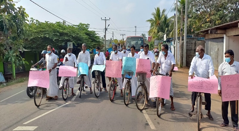 விலையேற்றத்துக்கு எதிர்ப்புத் தெரிவித்து வலி. வடக்கு பிரதேச சபை உறுப்பினர்கள் சைக்கிளில் பேரணி