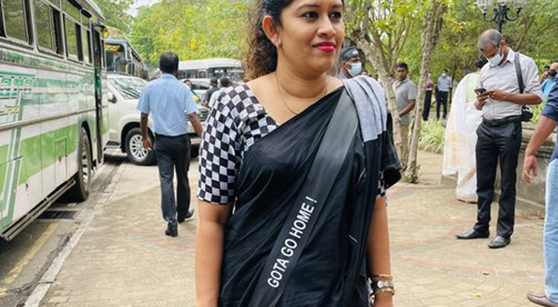 கோட்டாவே வீட்டுக்குப் போ: பெண்களின் புடவைகளில் பதாகை 
