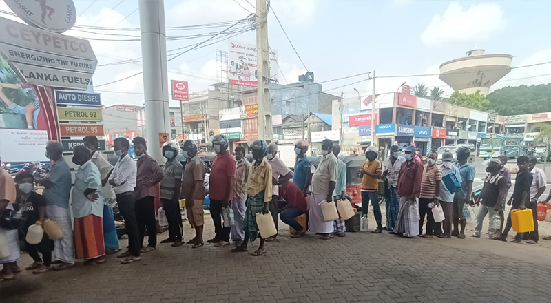 வவுனியாவில் மண்ணெண்ணெய்க்காக நீண்ட வரிசையில் காத்திருக்கும் மக்கள் படும் கஸ்டம் (PHOTOS)