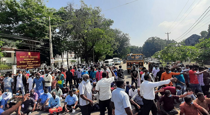 அமைச்சரின்  அலுவலகத்தை முற்றுகையிட்டு போராட்டம்!