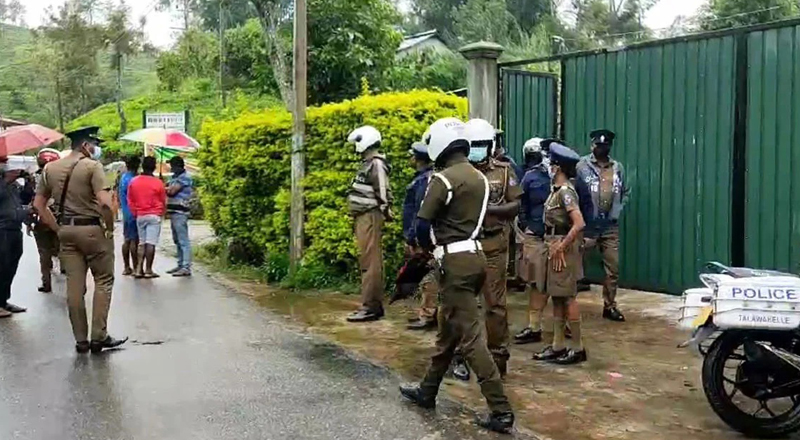 அமைச்சர் வீட்டை முற்றுகையிட்ட போராட்டக்காரர்கள்.. பலத்த பொலிஸ்  பாதுகாப்பு