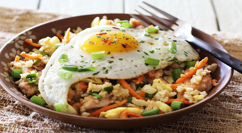 வீட்டில் எக் சிக்கன் ப்ரைடு ரைஸ் சமைத்துப் பாருங்கள். | Egg Chicken Fried Rice Recipe !