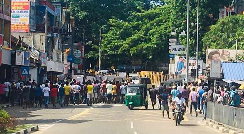 பிரதமர் மஹிந்தவின் வீடு முற்றுகை - பொலிஸார் குவிப்பு