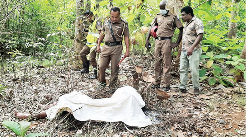 வீட்டில் டி.வி  பார்த்துக் கொண்டிருந்த போது காணாமல் போன இளைஞன் பாதி எரிந்த நிலையில் சடலமாக மீட்பு