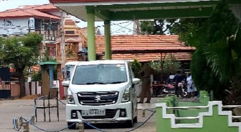காரினுள் மர்மமான முறையில் உயிரிழந்த இரு குடும்பஸ்தர்கள்: வெளியாகிய காரணம் 