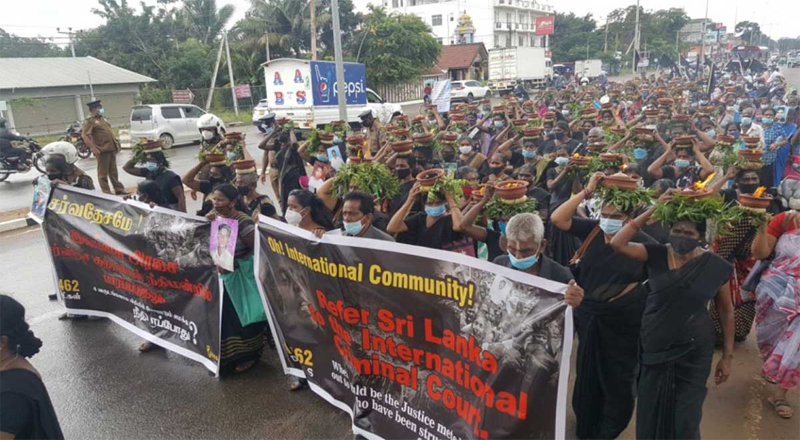 குறைந்த விலையில் எரிபொருள் வழங்குமாறு கோரி கொழும்பில் உள்ள ரஷ்ய தூதரகத்திற்கு முன்பாக ஆர்ப்பாட்டம்.