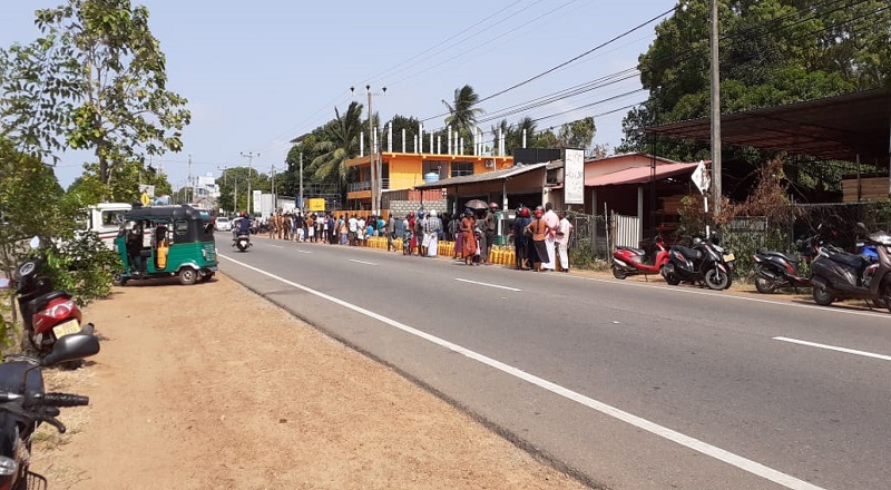 எரிவாயு பெற்றுக்கொள்ள பல மக்கள் வரிசை! தவங்கிடக்கும் நிலை