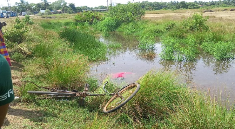 நீரோடையிலிருந்து ஆண் ஒருவரின் சடலம் மீட்பு 