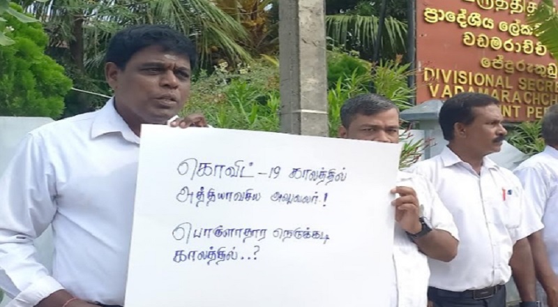 தமக்கு எரிபொருள் வழங்குகுமாறு கோரி யாழ் கிராம சேவகர்கள்   போராட்டத்தை முன்னெடுத்துள்ளனர்