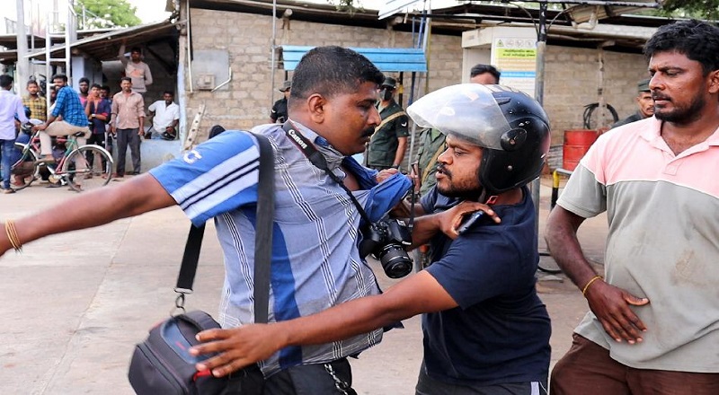 மல்லாவி எரிபொருள் நிரப்பு நிலையத்தில் ஊடகவியலாளர் மீது தாக்குதல்