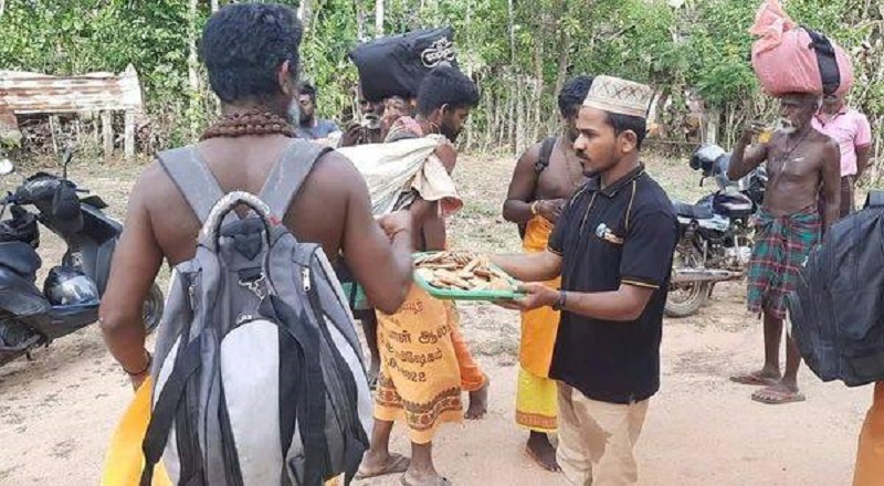 யாழ்ப்பாணத்திலிருந்து கதிர்காமத்திற்குச் செல்லும் பாதயாத்திரிகர்களுக்கு திருகோணமலை பிரதேச முஸ்லிம் இளைஞர்கள் குளிர்பானங்கள் வழங்கி உபசரிப்பு 