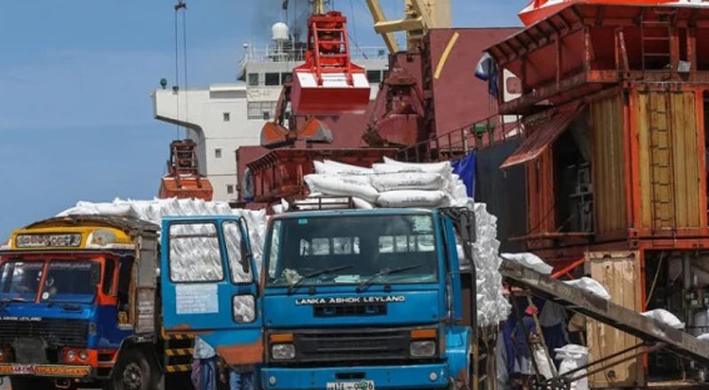 இறக்குமதி தடையால் பல துறைகளில் இலட்சக்கணக்கானோர் வேலை இழக்கும் அபாயம்! 