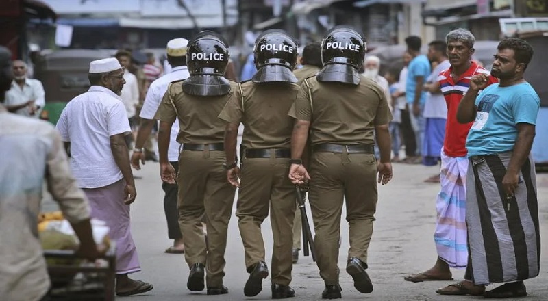 இலங்கயில் பல பகுதியில் பெண் வேடமிட்டு கொள்ளையடிக்கும் சம்பவங்கள் அதிகரித்துள்ளமை தொடர்பில் பொலிஸார் எச்சரிக்கை