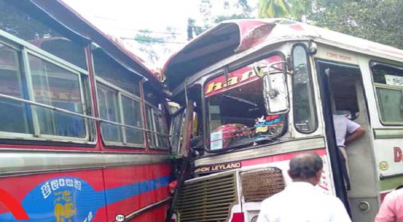  தனியார் பேருந்துகள் இரண்டு நேருக்கு நேர் மோதி விபத்து 