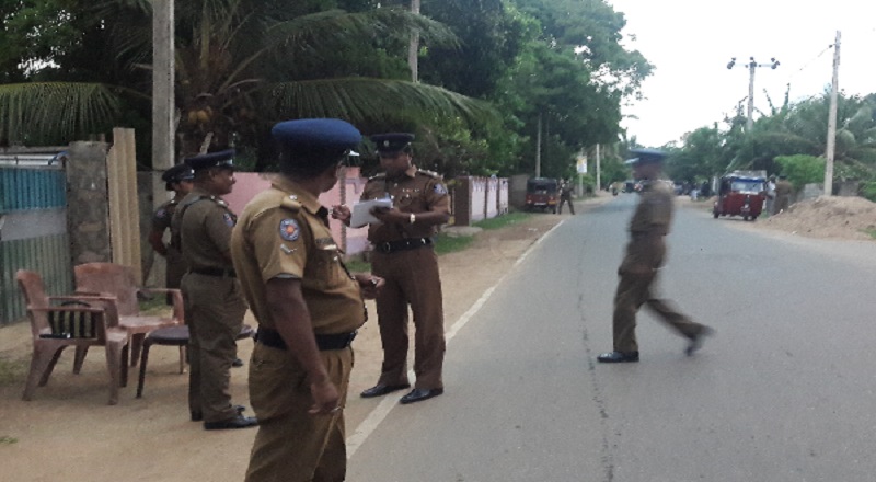 பெண் பொலிஸ் கான்ஸ்டபிள் ஒருவரின் நெற்றியில் வலுக்கட்டாயமாக முத்தமிட்ட பொலிஸ் சார்ஜன்ட்