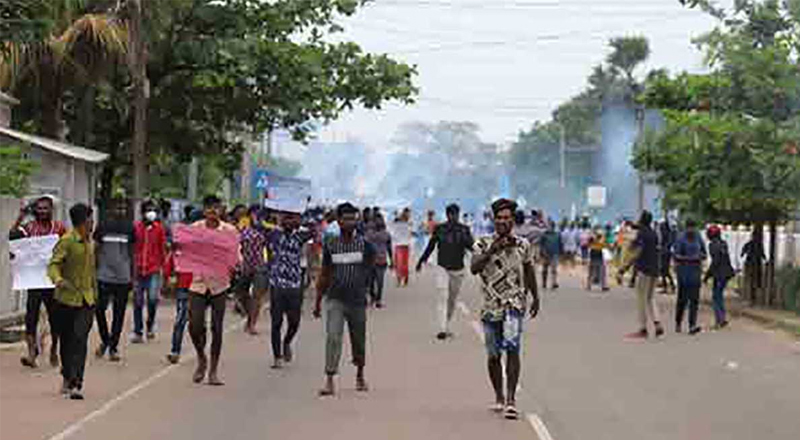  பாடசாலை மாணவர் ஒருவர் மீது தவறுதலாக துப்பாக்கிச் சூடு நடத்தப்பட்டதையடுத்து அங்கு பரபரப்பான சூழ்நிலை