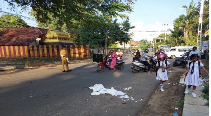 யாழ் பிரபல பாடசாலை முன்னால் நடக்கும் கொடுமை