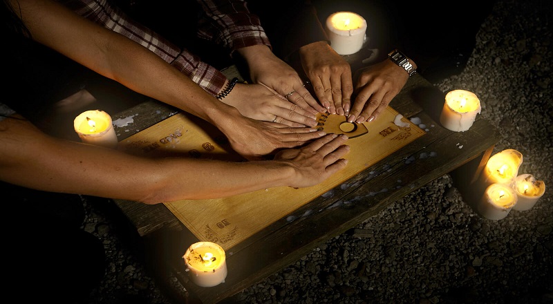 பள்ளியில் Ouija Board விளையாடிய 11 மாணவர்கள் மயக்கம் - கொலம்பியாவில் சம்பவம்