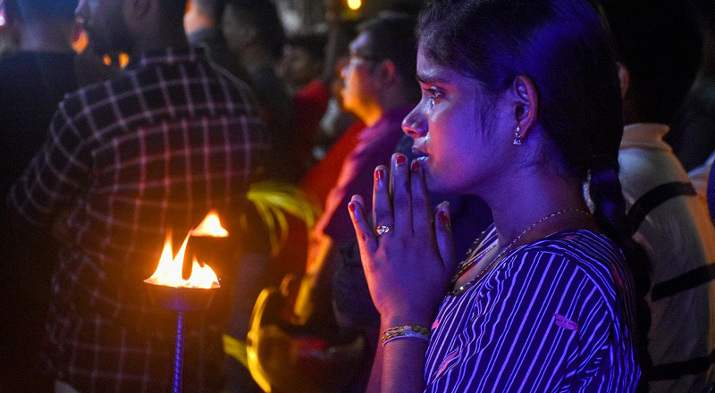 கண்ணீரால் நனைந்தது நல்லூர் மாவீரர் நினைவாலயம்! பெருந்திரளான மக்கள் குவிந்தனர் 