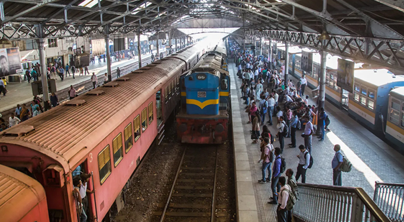 திடீர் தொழிற்சங்க நடவடிக்கையில்   ஈடுபட்ட ரயில்வே கட்டுப்பாட்டாளர்கள்: தாமதமாகும் ரயில்கள்  