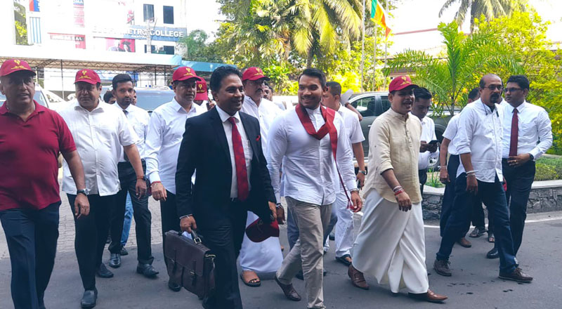 தேர்தலில் போட்டியிடுவதற்காக கட்டுப்பணம் செலுத்திய ஸ்ரீலங்கா பொதுஜன பெரமுன!