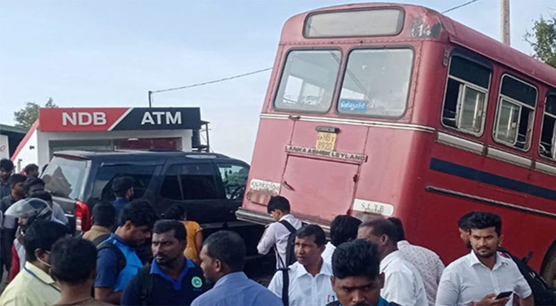 கிளிநொச்சியில் பேருந்து மற்றும் கார் மீது ரயில் மோதி விபத்து.: மூவர் படுகாயம்