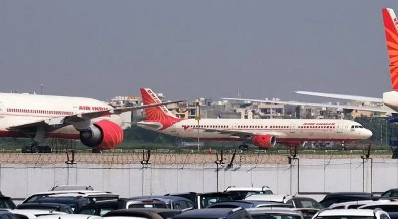 எண்ணெய் கசிவு காரணமாக ஸ்வீடனில் அவசரமாக தரையிறக்கப்பட்ட அமெரிக்க போயிங் விமானம் 