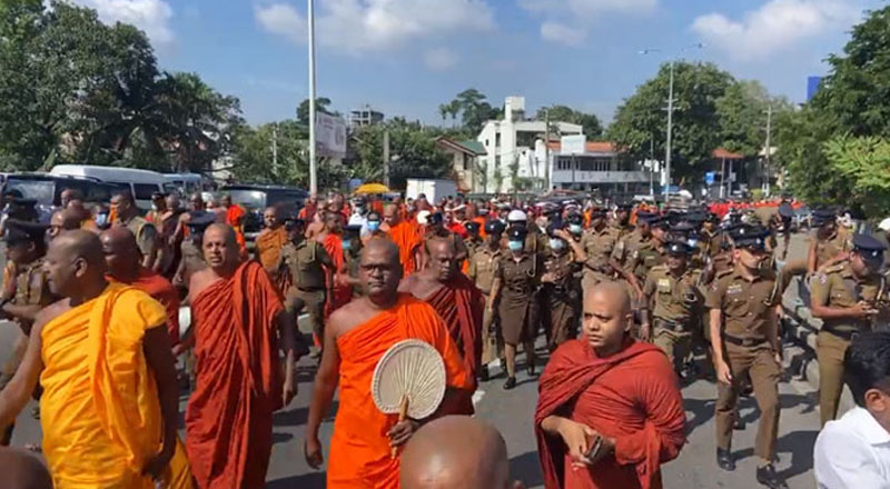 பாராளுமன்றத்திற்கு அருகில் பதற்றம்: பெருந்திரளான பிக்குகள் எதிர்ப்பு ஆர்ப்பாட்டம் 