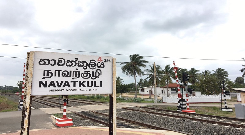 நாவற்குழியில் கழிவுகளை கொட்டி எரித்த புகைப்பட நிறுவனம் - சம்பவ இடத்திற்கு விரைந்த அதிகாரிகள்