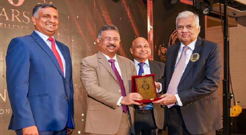 இலங்கை சட்டத்தரணிகள் சங்கம் 50 வருடங்களை பூர்த்தி செய்த ரணில் விக்கிரமசிங்கவிற்கு நினைவுச்சின்னம் வழங்கி கௌரவிப்பு -  படங்கள் இணைப்பு  