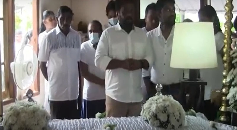 உயிரிழந்த வேட்பாளரின் இறுதிக்கிரியையில் கலந்து கொண்ட ஜே.வி.பி.யின் தலைவர்
