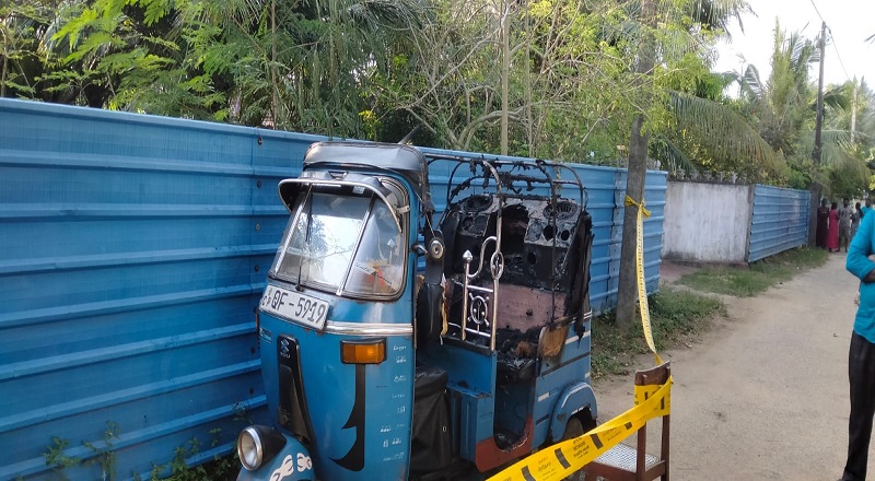 மானிப்பாயில் நிறுத்தி வைக்கப்பட்டிருந்த முச்சக்கர வண்டி தீக்கிரையாகிய சம்பவம்: பொலிஸார் விசாரணை