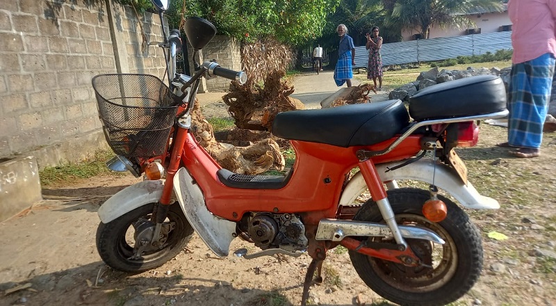  அராலி மேற்கு பகுதியில் வீடு ஒன்றிற்கு முன்னால் கைவிடப்பட்ட நிலையில் மோட்டார் சைக்கிள் மீட்பு 