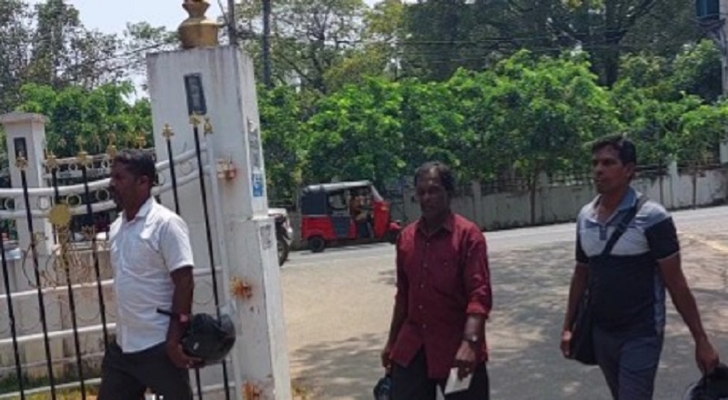  இழுவைப் படகினால் வாழ்வாதாரம் பாதிக்கப்படுவதாக  அனலைதீவு கடற்றொழிலாளர் மாவட்ட செயலாளரிடம் மகஜரொன்றை கையளிப்பு 