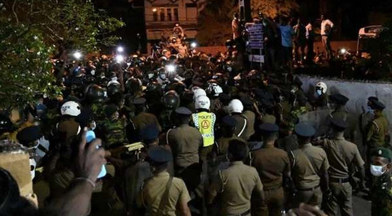 கோட்டபாய வீட்டிற்கு முன்னால்  குவிக்கப்பட்ட பாதுகாப்பு படையினர்! 