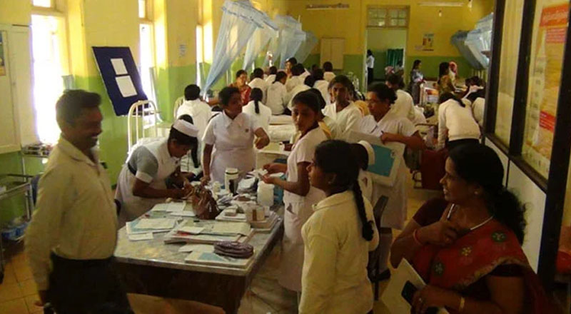 மருத்துவமனைகளில் மருந்துகளை மடிக்க காகிதம் கொண்டு வரச் சொல்கிறார்கள்: மக்கள் குற்றச்சாட்டு