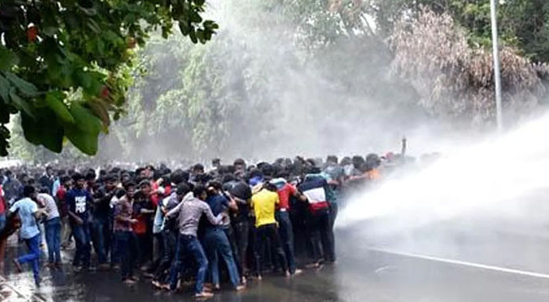 மாணவர்களின் போராட்டத்தை கலைக்க பொலிஸார் கண்ணீர்ப்புகை மற்றும் நீர்த்தாரை தாக்குதல்