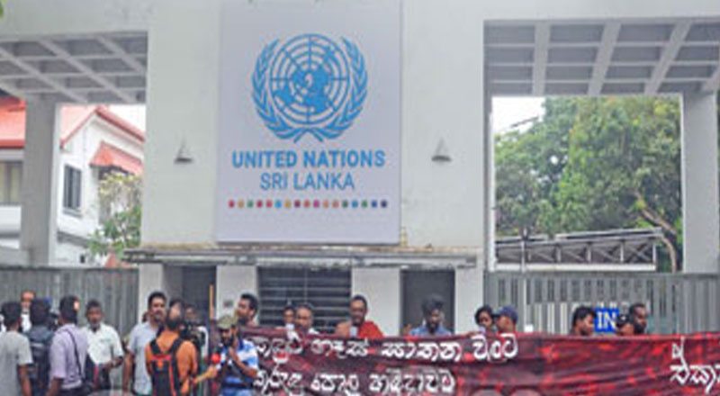 கண்ணீர்ப்  புகை உள்ளிட்ட பொலிஸாரின் நடவடிக்கைகளுக்கு எதிராக மாணவர்கள் ஆர்ப்பாட்டம்!