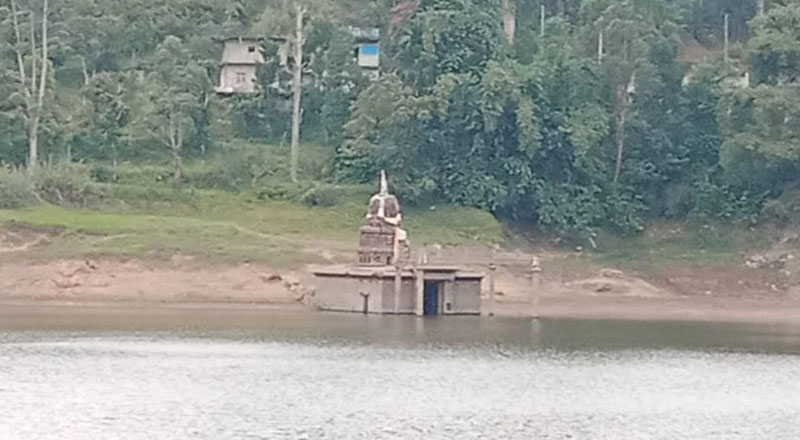 மவுஸ்ஸாக்கலை நீர்த்தேக்கத்தில் வெளித் தெரியும் இந்துக் கோவில்! 