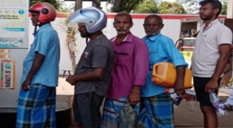 அச்சுவேலி, எரிபொருள் நிரப்பு நிலையத்தில், விவசாயிகளுக்கு இலவச டீசல் விநியோகம்