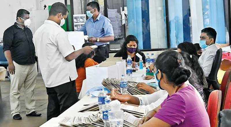 தேர்தலுக்கு வேட்புமனுக்களை கையளித்த அரச ஊழியர்களின் சம்பளம் குறித்த முடிவு