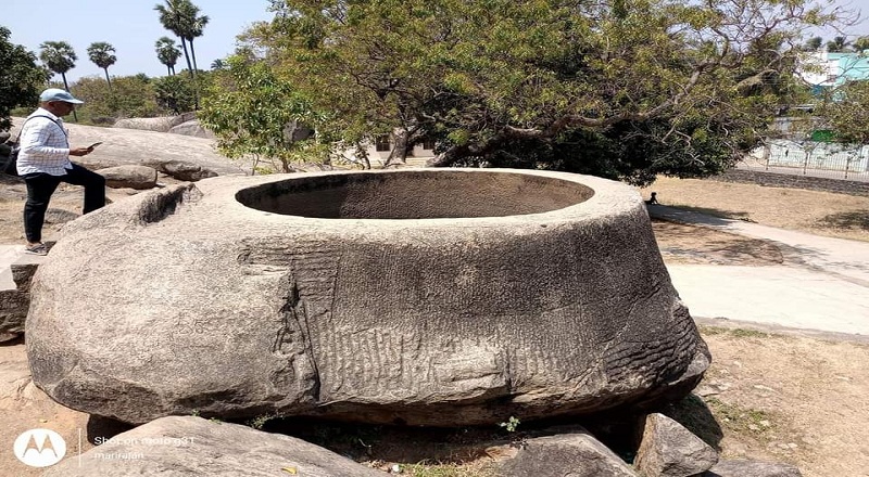 மாமல்லபுரத்தில் பிரம்மாண்டப் பாறைகளை செதுக்கி வடிவமைத்து குடைந்த கற்பாறைத் தொட்டி