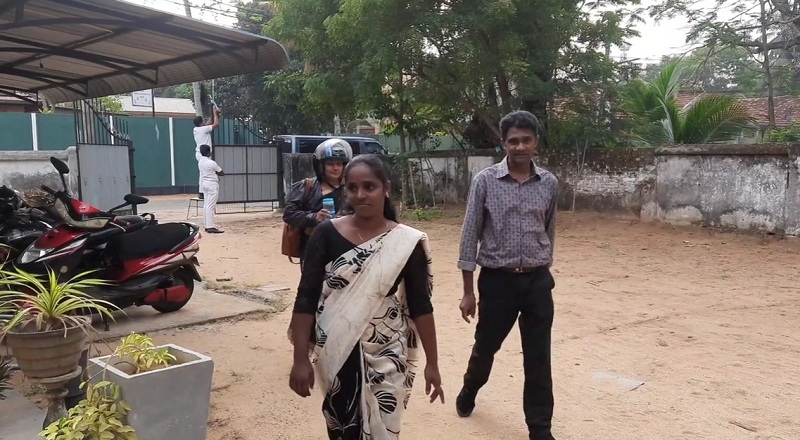 கறுப்பு உடை மற்றும் கறுப்புப் பட்டி அணிந்து பாடசாலைகளில் கடமைக்கு சமுகமளித்த நீர்கொழும்பு வலய பாடசாலை ஆசிரியர்கள்,அதிபர்கள்