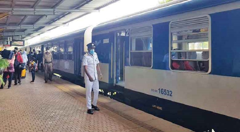 புகையிரதம் தடம் புரண்டதால் மலையக புகையிரத போக்குவரத்து தடை