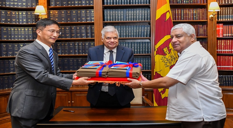 இலங்கை பொலிஸ் திணைக்களத்திற்கு சீன அரசிடமிருந்து சீருடைத் துணி நன்கொடை
