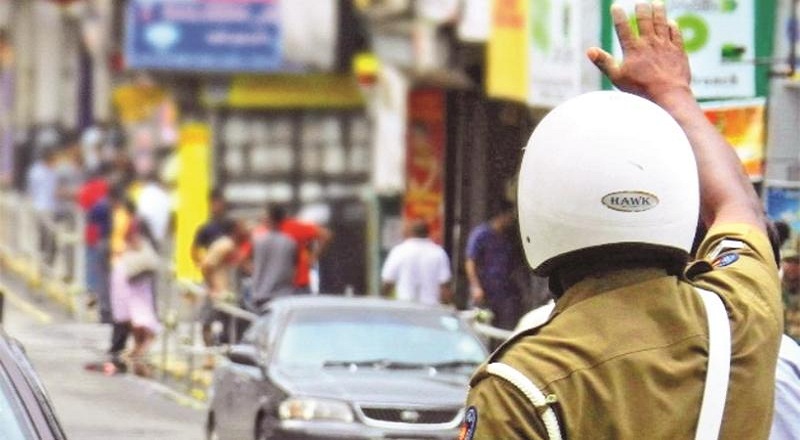 போக்குவரத்து காவல் அதிகாரிக்கு கத்தியை காட்டி மிரட்டிய இருவர்