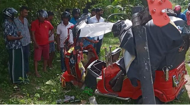 ரயிலுடன் முச்சக்கர வண்டி மோதி இருவர் பலி: தாயும் மூன்று குழந்தைகளும் வைத்தியசாலையில்