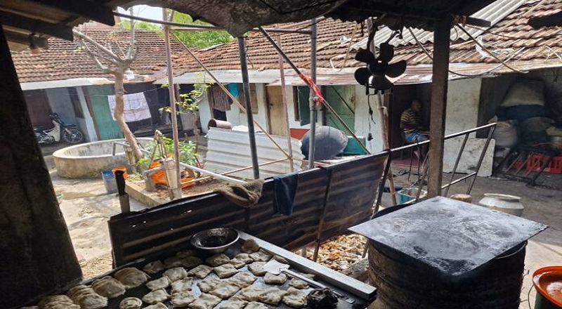 யாழ். நகர் பகுதியில் சுகாதார சீர்கேட்டுடன் இயங்கிய இரண்டு உணவகங்களுக்கு சீல் வைப்பு